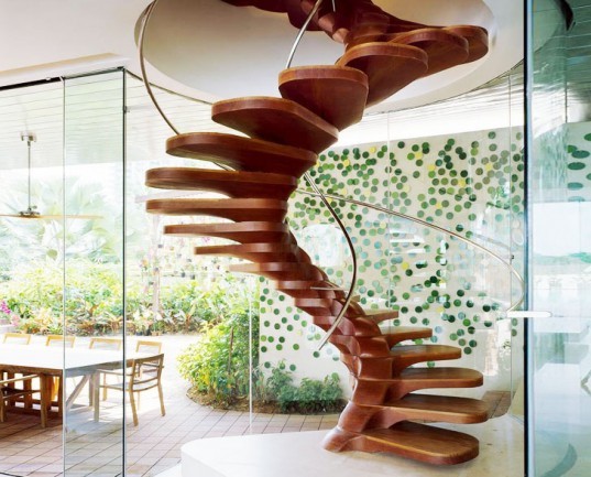 Деревянная винтовая лестница: частичка природы в доме