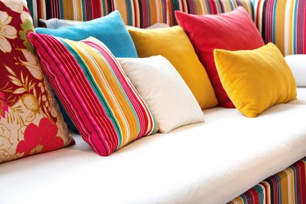 Диванные подушки – практичность, экономия, красота